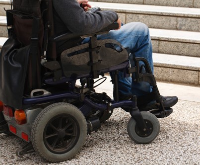 personne handicapée en siège roulant