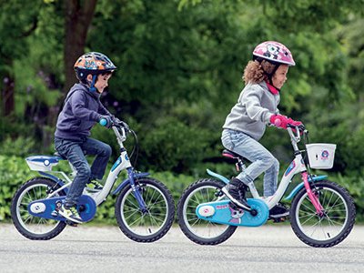 2 enfants à vélo avec casque