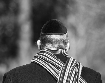 Homme de dos avec une kippa sur la tête