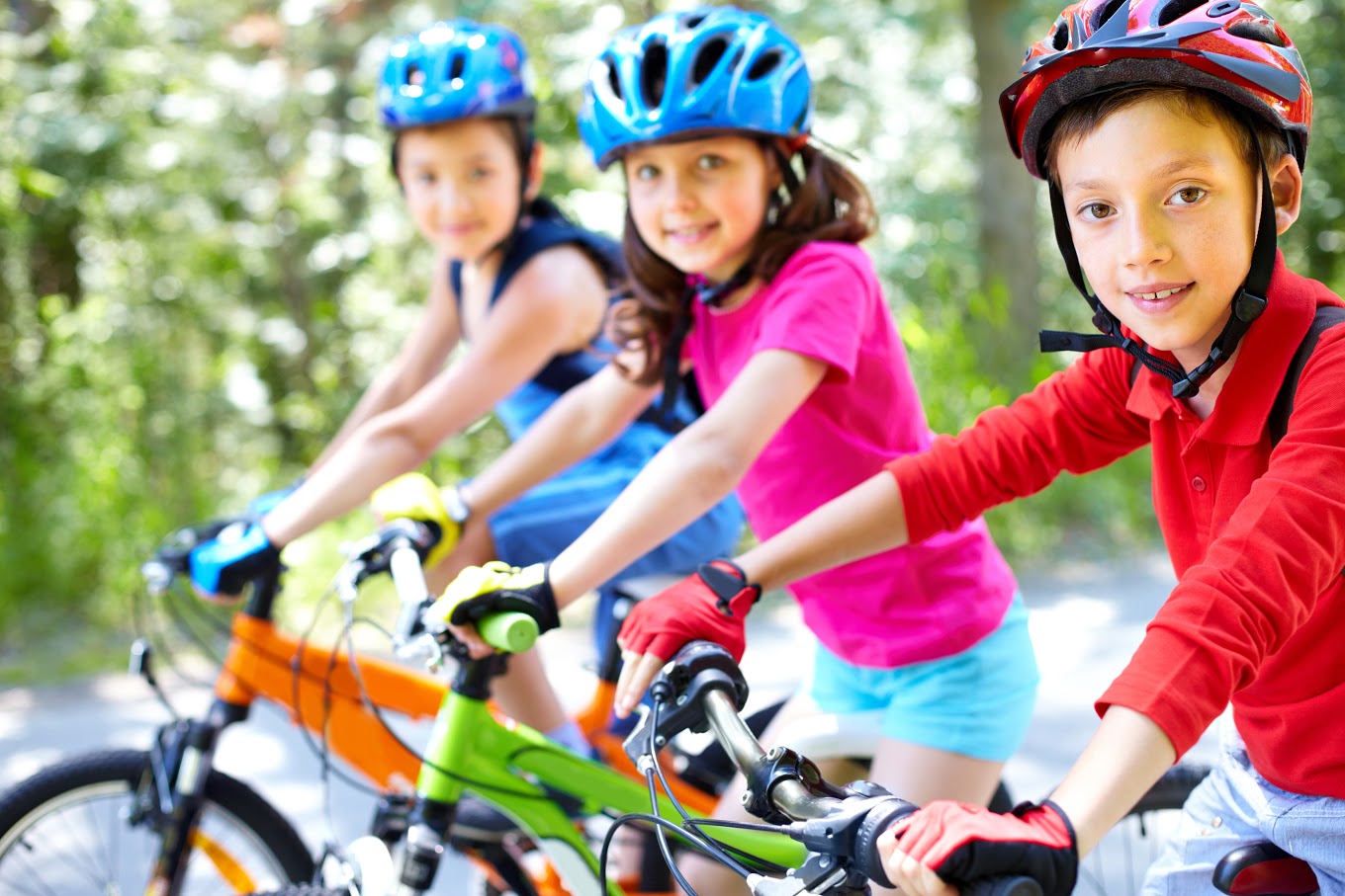 3 enfants cyclistes avec casques