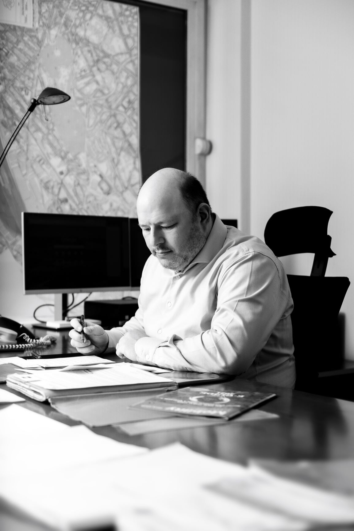 Photo de Marc Loewenstein travaillant à son bureau