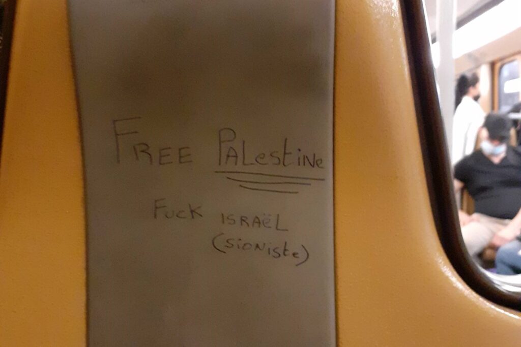 Tag Free Palestine - Fuck Israel (sioniste) sur un siège de métro de la STIB