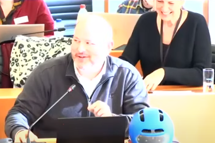 Marc Loewenstein lors de son intervention en commission (avec un casque vélo à côté de lui)