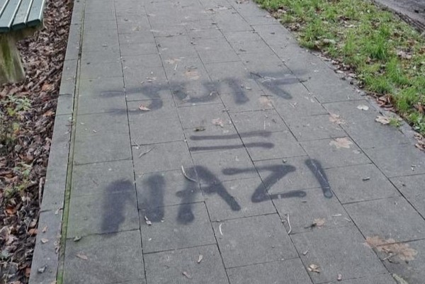 Tag Juif = Nazi sur un trottoir