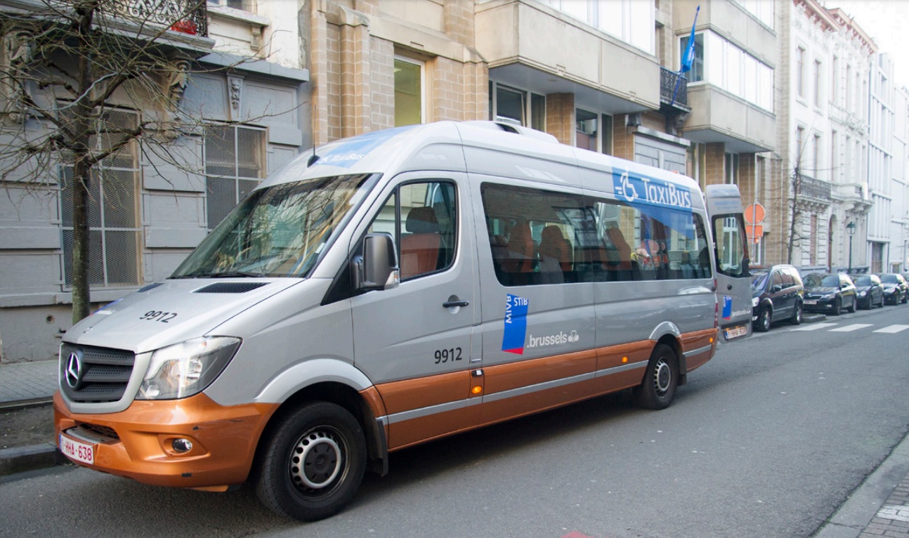 photo d'un taxibus de la STIB