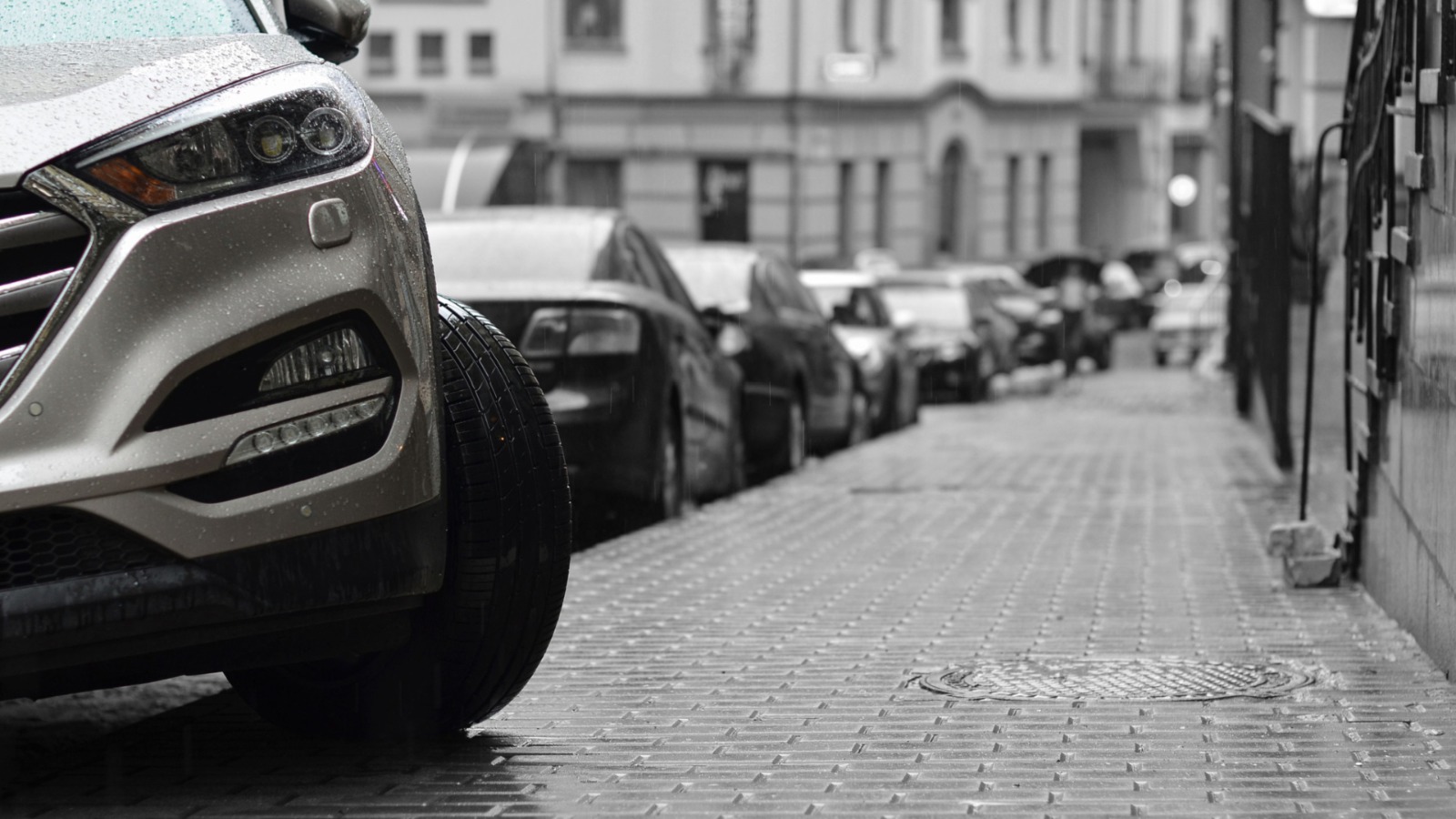 voiture stationnée sur un trottoir