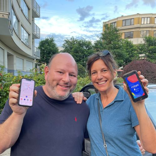 Marc Loewenstein et Joelle Maison montrant sur leur smartphone l'appli FLOYA