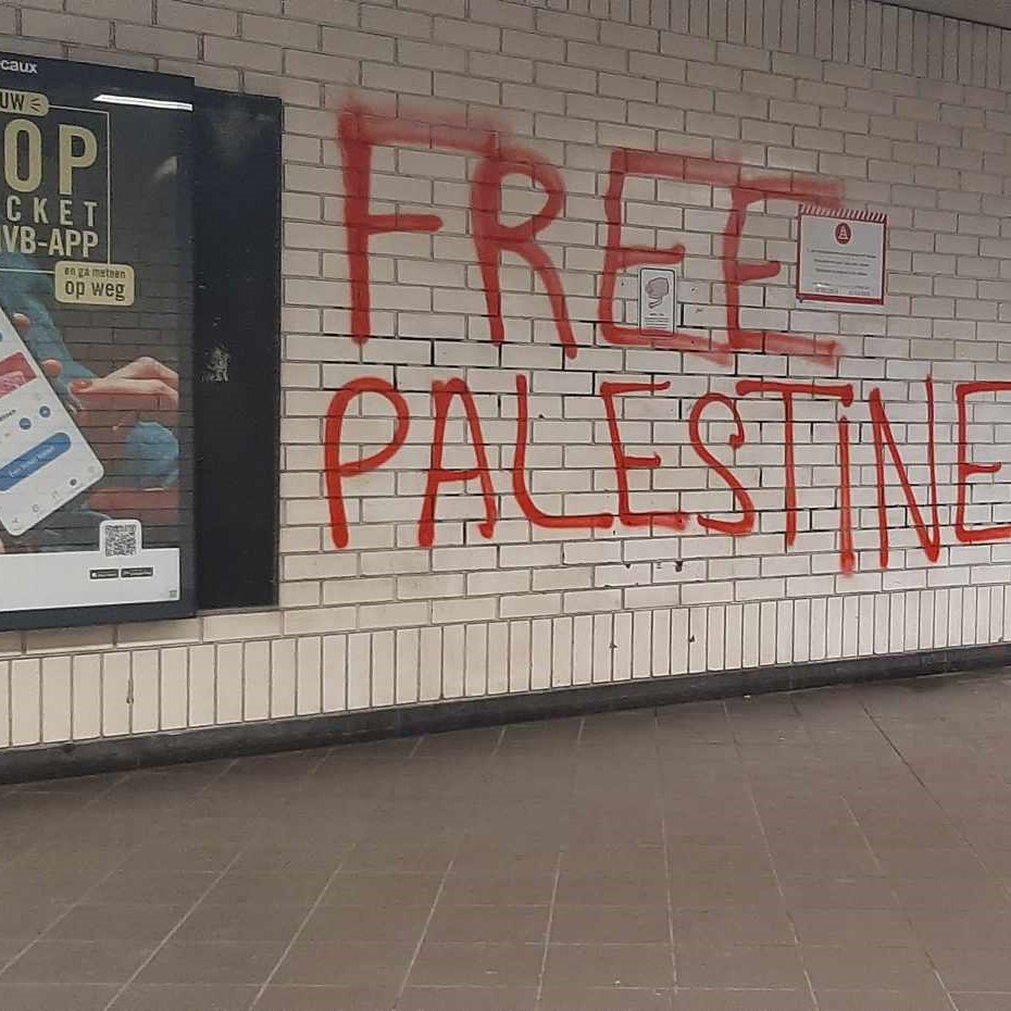 Tags "Free Palestine" dans une station de métro