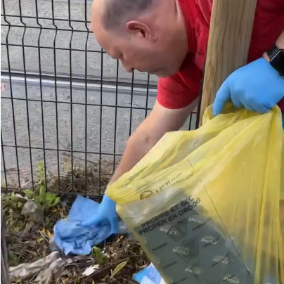 Marc Loewenstein en train de ramasser des déchets sur les abords d'un site propre de la STIB